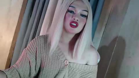 DANIELLA - DONT FORGET TO GIVE ME A THUMBSU UP online show from May 12, 5:37 am