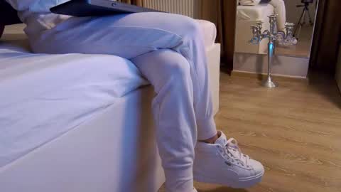 FeetVibe online show from November 12, 8:15 am