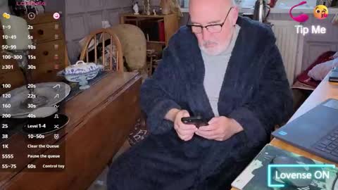 Snapshot of fellainsp8 chatting on October 29, 7:32 am Adam online show from October 29, 7:32 am