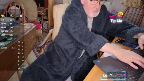 Snapshot of fellainsp8 chatting on November 16, 9:37 am Adam online show from November 16, 9:37 am