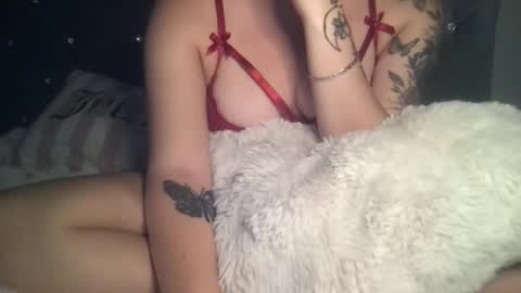 Snapshot of femmefatalebabe chatting on October 1, 1:33 am online show from October 1, 1:33 am