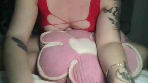 Snapshot of femmefatalebabe chatting on November 7, 2:33 am online show from November 7, 2:33 am