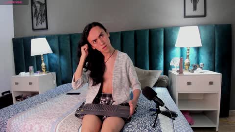 Snapshot of fenix_karoll chatting on December 9, 1:29 am Karol online show from December 9, 1:29 am