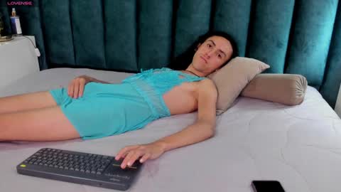 Snapshot of fenix_karoll chatting on January 6, 12:27 am Karol online show from January 6, 12:27 am