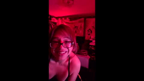 Snapshot of feynomenal_xo chatting on April 17, 2:36 am feynomenal_xo online show from April 17, 2:36 am