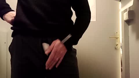 Snapshot of fifi010203 chatting on December 19, 5:51 am fifi010203 online show from December 19, 5:51 am