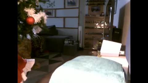 Snapshot of fifi010203 chatting on December 5, 9:40 am fifi010203 online show from December 5, 9:40 am