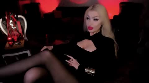 Snapshot of findom_god chatting on November 6, 1:50 am AlfaFemale online show from November 6, 1:50 am