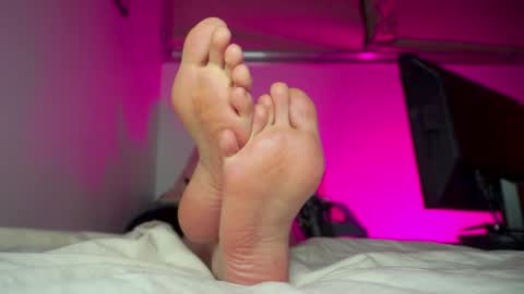Snapshot of findomfeet_ chatting on April 30, 9:41 pm Ashley online show from April 30, 9:41 pm