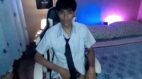 Snapshot of fineboii_rey18 chatting on September 23, 1:47 pm fineboii_rey18 online show from September 23, 1:47 pm
