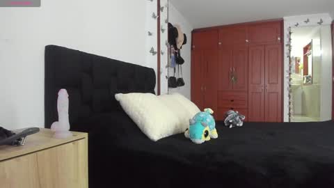 Snapshot of fiore_sanz chatting on January 3, 12:33 am online show from January 3, 12:33 am