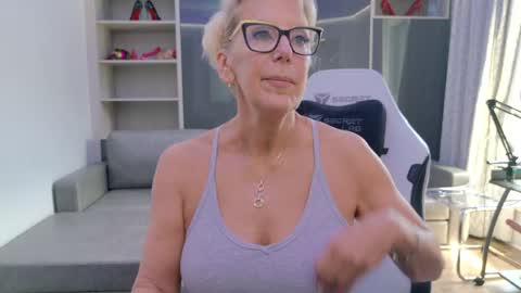 Snapshot of fitcougarcb chatting on June 1, 5:58 pm Bianca online show from June 1, 5:58 pm