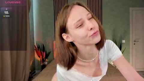 Snapshot of fixielu chatting on September 18, 3:08 am im Linda please give me thumbs up online show from September 18, 3:08 am