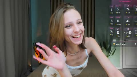 Snapshot of fixielu chatting on October 30, 3:19 am im Linda please give me thumbs up online show from October 30, 3:19 am