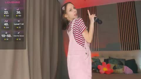 Snapshot of fixielu chatting on November 25, 10:04 am im Linda please give me thumbs up online show from November 25, 10:04 am