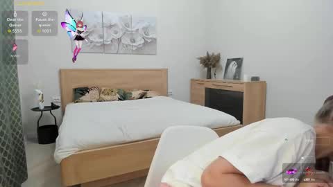 Snapshot of flooora_0 chatting on October 24, 12:41 am Mona online show from October 24, 12:41 am