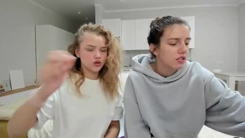 Snapshot of flooora_0 chatting on October 25, 12:51 am Mona online show from October 25, 12:51 am