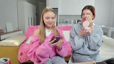 Snapshot of flooora_0 chatting on October 26, 1:44 am Mona online show from October 26, 1:44 am