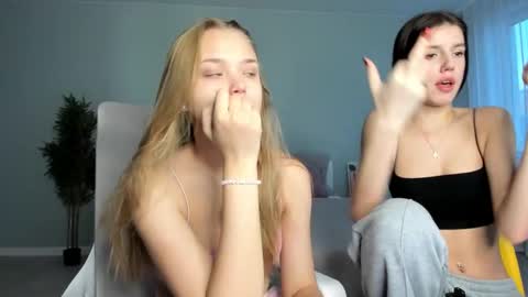 Snapshot of flooora_0 chatting on November 8, 1:06 am Mona online show from November 8, 1:06 am