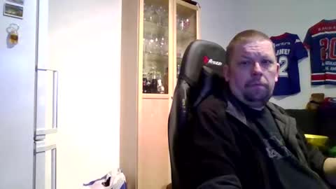 fluffy_espen online show from April 2, 8:01 am