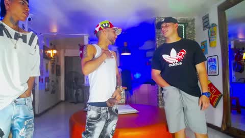 Snapshot of flyckers chatting on December 6, 6:50 pm flyckers online show from December 6, 6:50 pm