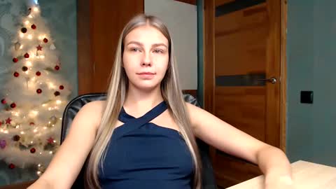 Snapshot of fofhcf chatting on December 18, 3:15 am Molli  Ready for any play with you. Hottest show in pvt  Help a student earn big tokens  online show from December 18, 3:15 am