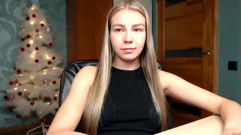 Snapshot of fofhcf chatting on December 28, 2:01 am Molli  Ready for any play with you. Hottest show in pvt  Help a student earn big tokens  online show from December 28, 2:01 am