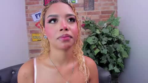 Snapshot of foxy__karla chatting on May 28, 6:38 pm Karla online show from May 28, 6:38 pm