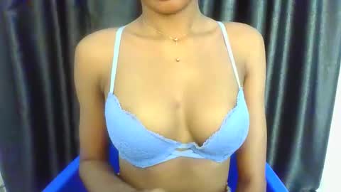Snapshot of foxy_candy01 chatting on November 19, 7:36 pm foxy_candy01 online show from November 19, 7:36 pm