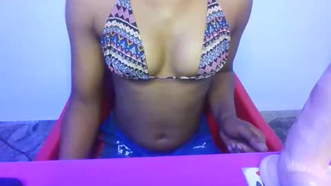 Snapshot of foxy_candy01 chatting on February 10, 6:39 am foxy_candy01 online show from February 10, 6:39 am