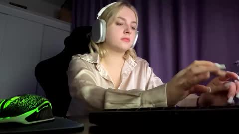 Snapshot of foxylure chatting on October 25, 9:31 pm Emma online show from October 25, 9:31 pm