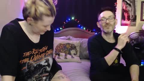 Snapshot of foxymalloryknoxy69 chatting on December 19, 7:59 am Mallory Koxx online show from December 19, 7:59 am