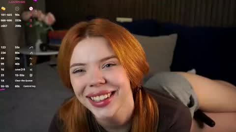 Snapshot of foxyrise chatting on December 5, 6:33 am Jane Foxy online show from December 5, 6:33 am