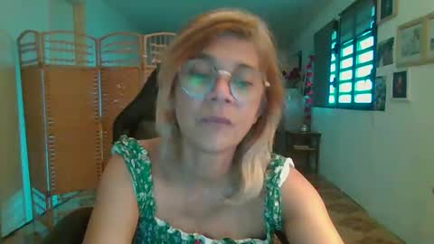 Snapshot of francelune chatting on January 6, 2:21 pm francelune online show from January 6, 2:21 pm