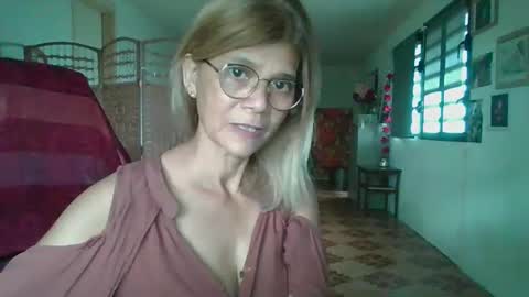 Snapshot of francelune chatting on January 9, 1:36 pm francelune online show from January 9, 1:36 pm