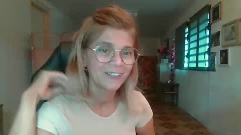 Snapshot of francelune chatting on January 18, 12:31 pm francelune online show from January 18, 12:31 pm