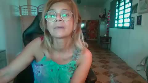 Snapshot of francelune chatting on January 19, 1:15 pm francelune online show from January 19, 1:15 pm