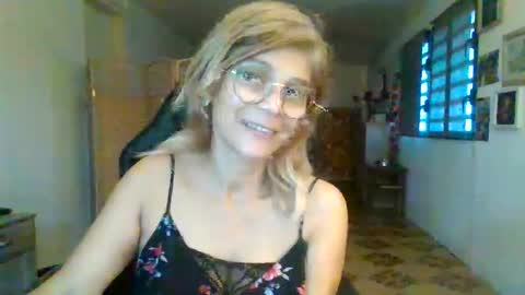 Snapshot of francelune chatting on February 5, 1:49 pm francelune online show from February 5, 1:49 pm