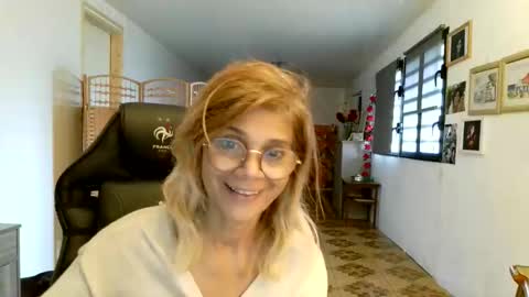 Snapshot of francelune chatting on February 8, 12:08 pm francelune online show from February 8, 12:08 pm