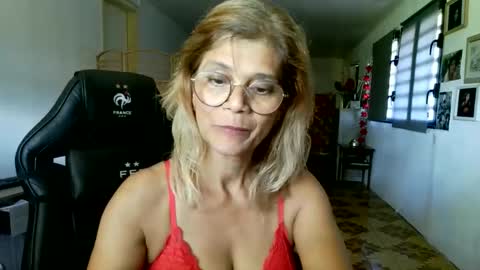 Snapshot of francelune chatting on February 14, 6:54 am francelune online show from February 14, 6:54 am