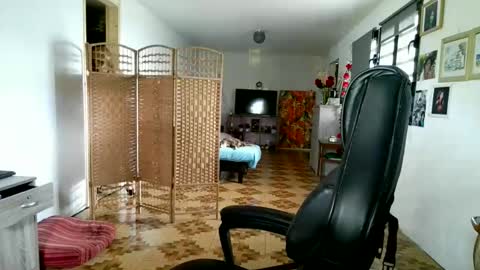 Snapshot of francelune chatting on February 19, 7:04 am francelune online show from February 19, 7:04 am