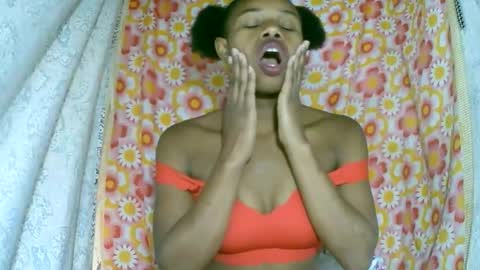 Snapshot of franciefrancie chatting on November 10, 8:35 am francilla online show from November 10, 8:35 am