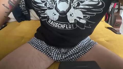 Snapshot of franky84 chatting on October 14, 10:27 am franky84 online show from October 14, 10:27 am