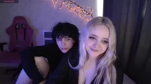 fray_and_lilla online show from April 23, 9:08 am