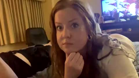 Snapshot of freckledfreaks chatting on February 21, 4:40 am Me Myself Irene online show from February 21, 4:40 am