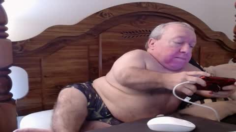 Snapshot of freemysoul4748 chatting on November 18, 6:07 am Cute Lil Man online show from November 18, 6:07 am