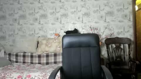 Snapshot of frensisholly chatting on December 2, 8:19 am FrensisHolly online show from December 2, 8:19 am