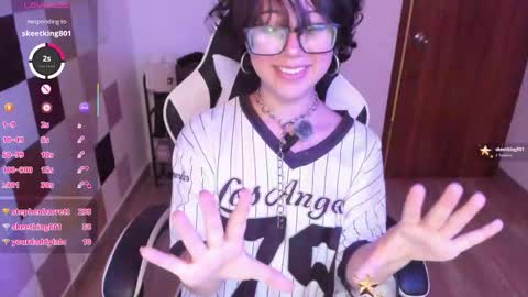 frida_lassi_ online show from April 18, 4:33 pm