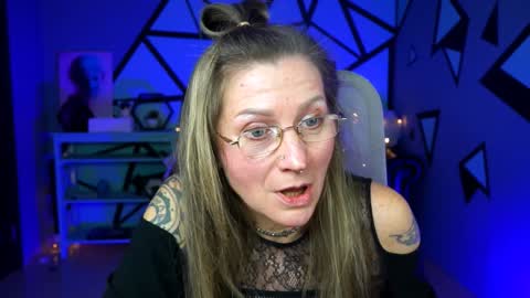 Snapshot of fridatander chatting on February 8, 1:01 pm Frida Tander online show from February 8, 1:01 pm