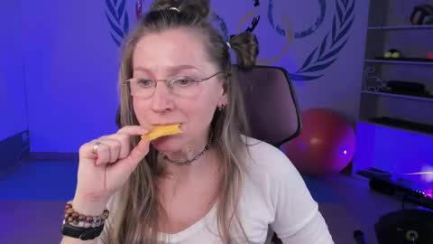 Snapshot of fridatander chatting on February 10, 12:08 pm Frida Tander online show from February 10, 12:08 pm